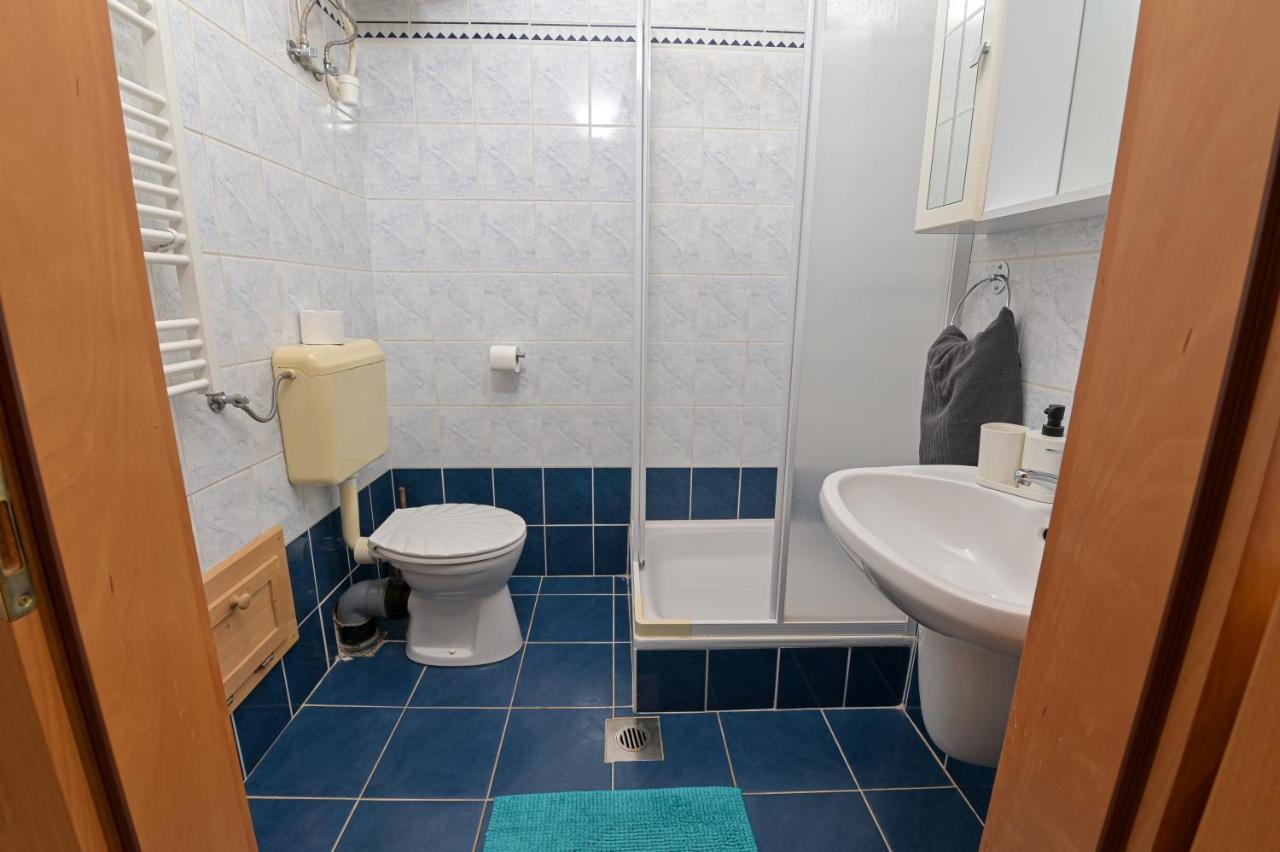 Világóra Apartman Gyula Esterno foto
