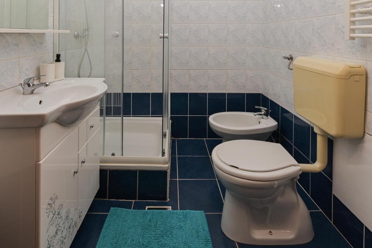 Világóra Apartman Gyula Esterno foto